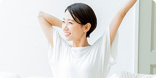 のびをしている女性
