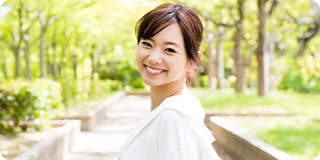 振り向いている女性