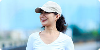 キャップをかぶっている女性